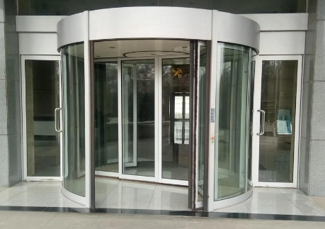 酒泉旋转门需要配备哪些安全防护措施？