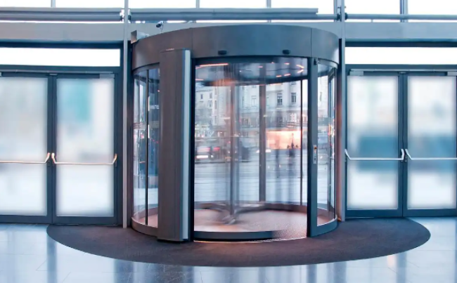 酒泉应对人流量大的入口？旋转门的高效分流与不间断通行优势！